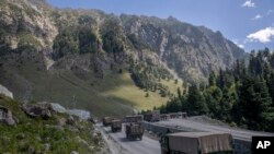 Konvoi tentara India di jalan raya Srinagar-Ladakh di Gagangeer, timur laut Srinagar, Kashmir yang dikuasai India, 9 September 2020. 