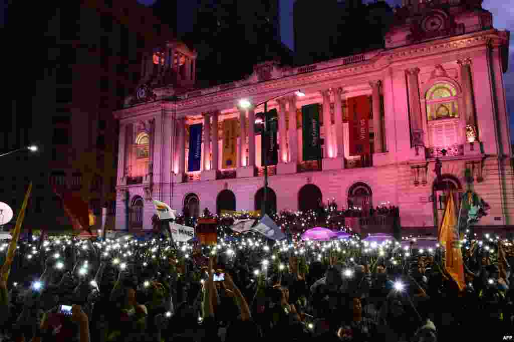 Supporters of candidate for Rio de Janeiro&#39;s Mayor, Marcelo Freixo, gather to wait for the results of the election at Cinelandia square in Rio de Janeiro, Brazil, Oct. 30, 2016.