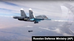 Bom ditembakkan dari pesawat tempur Rusia Su-34 di Suriah, 9 Oktober 2015. (Russian Defense Ministry Press Service via AP)