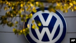Logo mobil VW di sebuah dealer mobil Volkswagen di Berlin, Jerman (Foto: dok). 