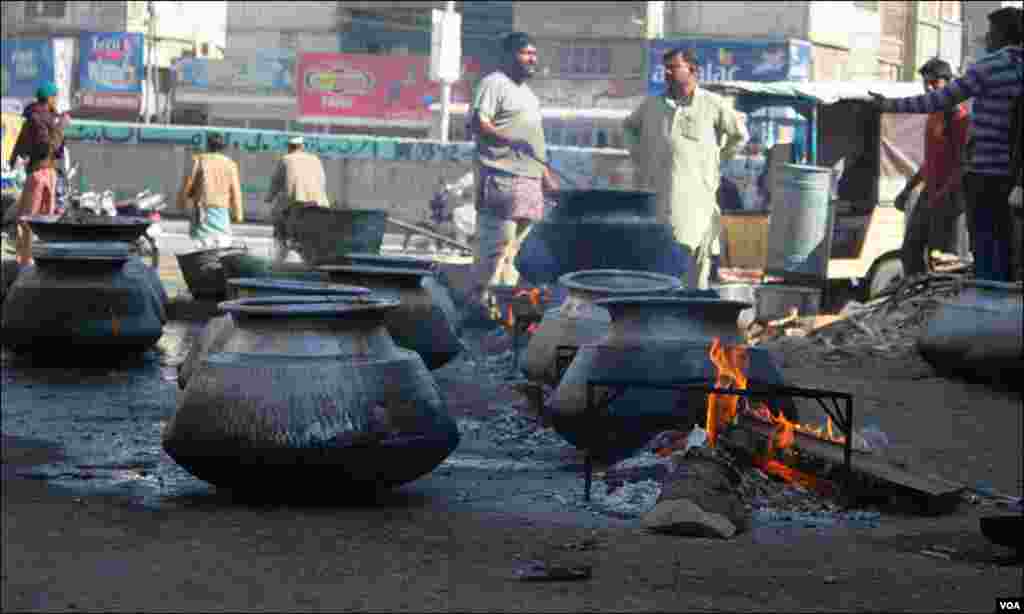  لنگر کیلئے دیگیں تیار کی جارہی ہیں