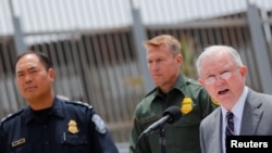 Jaksa Agung AS Jeff Sessions menggelar konferensi pers di samping tembok perbatasan AS-Meksiko untuk membahas penegakan aturan imigrasi dari Pemerintahan Trump di dekat San Diego, California, 7 Mei 2018.