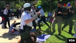 Polisi Washington DC berusaha melerai perkelahian antara pendukung dan penentang Presiden Recep Tayyip Erdogan dalam kerusuhan di depan kediaman Duta Besar Turki di Washington DC, 16 Mei 2017 (foto: dok). 