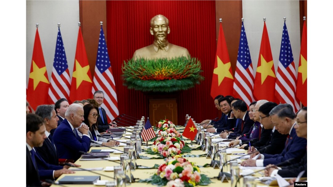 ปธน.โจ ไบเดน นำตัวแทนสหรัฐฯ ร่วมประชุมกับ เหงียน ฟู จ่อง เลขาธิการพรรคคอมมิวนิสต์และตัวแทนรัฐบาล ที่ที่ทำการใหญ่พรรคฯ ในกรุงฮานอย เมื่อวันที่ 10 ก.ย. 2023 (REUTERS)