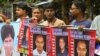 Keluarga dan teman-teman korban penghilangan paksa di Bangladesh berdemonstrasi di jalan-jalan Dhaka pada 10 Desember 2021. Sejumlah aktivis Bangladesh memberi pengarahan kepada kepala urusan PBB yang berkunjung tentang berbagai pelanggaran berat HAM. (Foto: VOA)