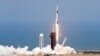 Roket SpaceX Falcon 9 yang membawa astronaut Dough Hurley dan Bob Behnken di kapsul Dragor Crew, meluncur dari Kennedy Space Center di Cape Canaveral, Florida, 30 Mei 2020.