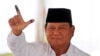 Calon presiden Prabowo Subianto menunjukkan jarinya usai melaksanakan hak pilihnya di Bogor, Jawa Barat, 17 April 2019. (Foto: Willy Kurniawan/Reuters)