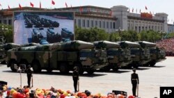 2015年9月3日，在北京天安门广场阅兵仪式上展示的东风DF-21D导弹。 