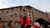 Pripadnici turske žandarmerije ispred hotela posle požara u skijalištu Kartalkava u Bolu, 21. januara 2025. (Foto: REUTERS/Murad Sezer)