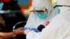 Petugas kesehatan mengenakan alat pelindung mengambil sampel darah untuk menguji seorang pria terhadap virus corona (COVID-19) di Bogor, Jawa Barat, 7 April 2020. (Foto: Reuters/Willy Kurniawan)