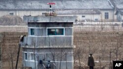 중국 단둥에서 바라본 북한 신의주의 군인들.