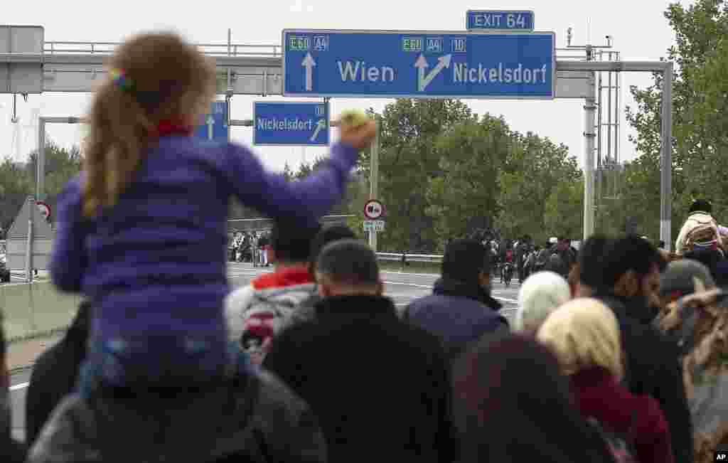 Wasu masu gudun hijira akan hanya bayan da suka tsallaka iyakar Hungary da Austria. 11, ga watan Satumba 2015. 