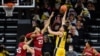 ARHIVA - Luka Garza žšutira na koš preko igrača Indijana Hužersa 21. januara 2021. (Foto: Reuters/Jeffrey Becker-USA TODAY Sports)