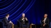 Presiden AS Joe Biden (tengah) berpartisipasi dalam acara penggalangan dana kampanye untuknya di Hollywood bersama mantan Presiden Barack Obama (kanan) dan pembawa acara Jimmy Kimmel di Peacock Theater, Los Angeles, pada 15 Juni 2024. (Foto: Reuters/Kevin Lamarque)