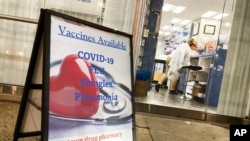 Arhiva - Apoteka u Njujorku nudi vakcine protiv Kovida 19, gripa, A pharmacy in New York City offers vaccines for COVID-19, flu, osipa i zapalenja pluća, 6. decembra 2021.