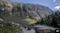 Konvoi pasukan militer India trerlihat di jalan Srinagar-Ladakh yang terletak di Gagangeer, di sebelah timur laut Srinagar, Kashmir, pada 9 September 2020. (Foto: AP/Dar Yasin)