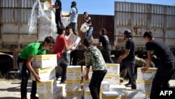 Program Pangan Sedunia (WFP) dan Bulan Sabit Merah membagikan makanan kepada pengungsi di Al-Houla, provinsi Homs, Suriah (foto: dok). 