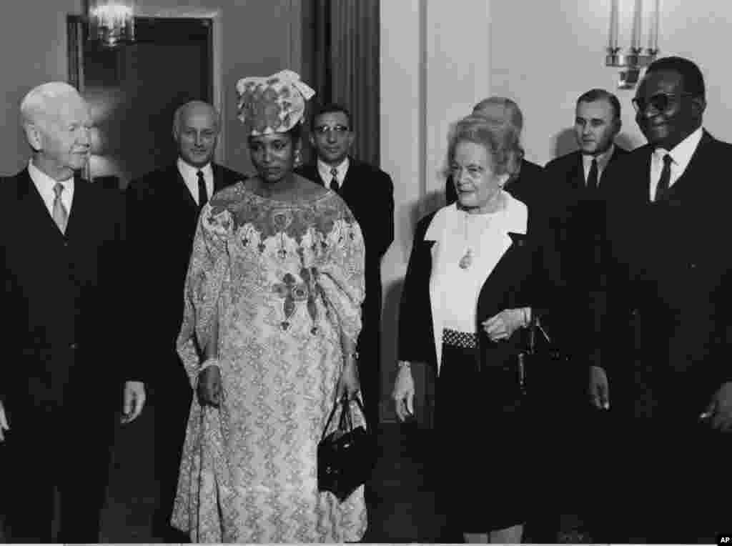  Hamani Diori, shugaban Nijar, tare da mai dakinsa Aishatou, a lokacin da shugaban Jamus ta Yamma, Heinrich Luebke (na hagu) yake tarbarsu a birnin Bonn, 19 Satumba 1968.