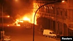Горить автомобіль біля готелю в столиці Буркіна-Фасо