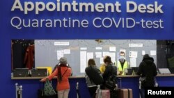 Putnici na aerodormu Šipol u Amsterdamu