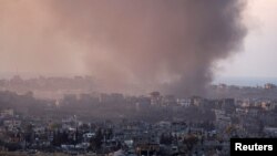 Asap mengepul dari Gaza, di tengah konflik yang sedang berlangsung di Gaza antara Israel dan Hamas, seperti yang terlihat dari sisi perbatasan Israel, 16 Desember 2024. (Amir Cohen/REUTERS)