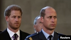 Pangeran William dan saudaranya Harry menghadiri acara pemakaman Ratu Elizabeth II di Westminster Hall di London, pada 14 September 2022. (Foto: Reuters/Alkis Konstatinidis)