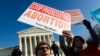 Para aktivis pendukung hak-hak aborsi berdemo di luar gedung Mahkamah Agung, di Washington, 18 Januari 2019. 