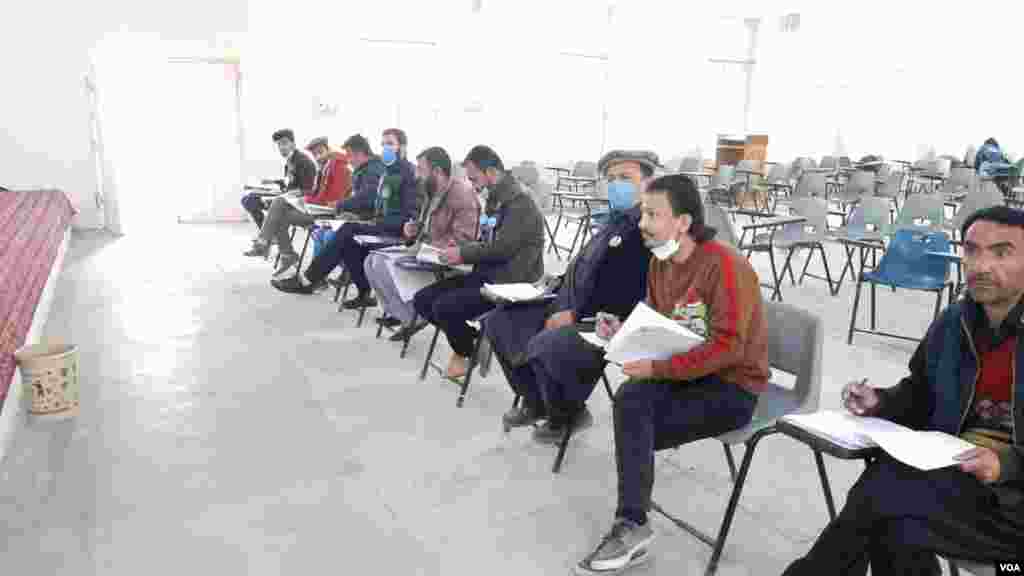 انتظامیہ کے مطابق کرونا وبا کے باعث ووٹرز کو پابند کیا گیا تھا کہ وہ ایک دوسرے سے چھ فٹ کا فاصلہ رکھیں۔