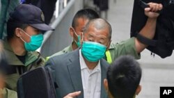 Aktivis dan pengusaha Jimmy Lai (tengah) meninggalkan Pengadilan Banding Terakhir Hong Kong di Hong Kong, 9 Februari 2021. (AP Photo/Kin Cheung, File)