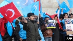 Sejumlah warga etnik Uighur yang tinggal di Turki menggelar unjuk rasa di Ankara, Turki, 5 Februari 2020, untuk memperingati kerusuhan etnis berdarah pada 1007 di Gulja, Wilayah Otonomi Xinjiang Uighur.