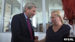 Novinarka dnevnika "Vijesti" Olivera Lakić sa evropskim komesarom za proširenje Johanesom Hanom