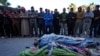 Palestinci se mole pored tela svojih rođaka ubijenih u izraelskom bombardovanju Gaze 