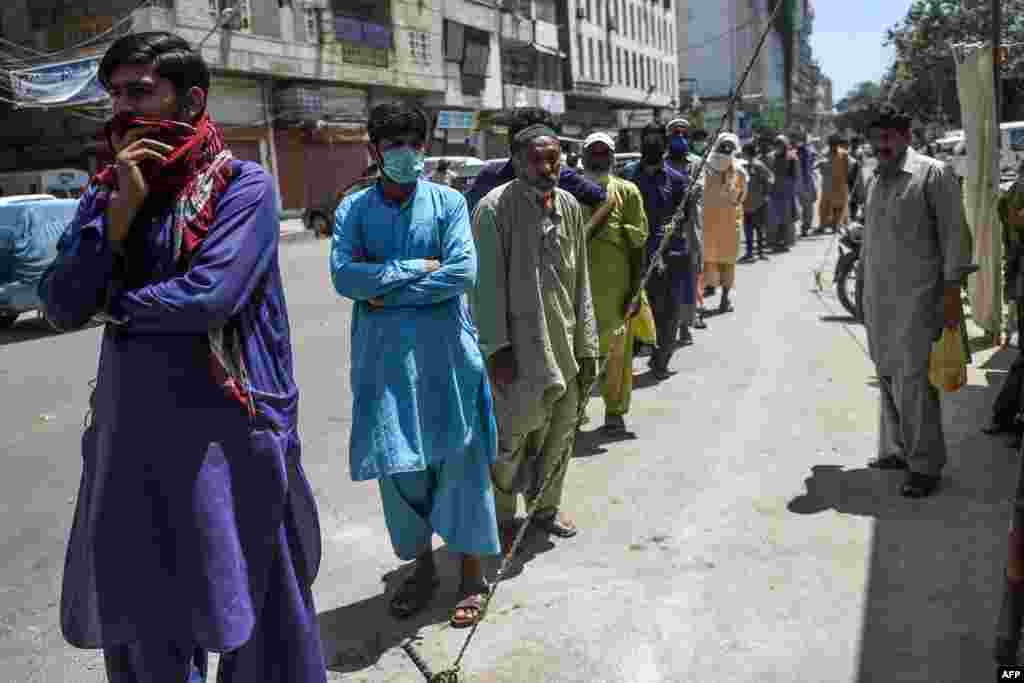 مستحقین میں کھانا تقسیم کرتے ہوئے حفاظتی دوری کو مدنظر رکھا جا رہا ہے۔ 
