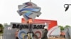 Para pekerja memasang emblem Beijing 2022 pada jam hitung mundur menjelang upacara pembukaan Olimpiade Musim Dingin 2022 di Zhangjiakou, provinsi Hebei, China, 8 Mei 2019. (REUTERS/Stringer)