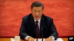 Presiden China Xi Jinping berbicara dalam sebuah acara untuk menghormati beberapa pahlawan China dalam melawan Covid-19 di Aula Besar Rakyat di Beijing, Selasa, 8 September 2020. (Foto: AP)