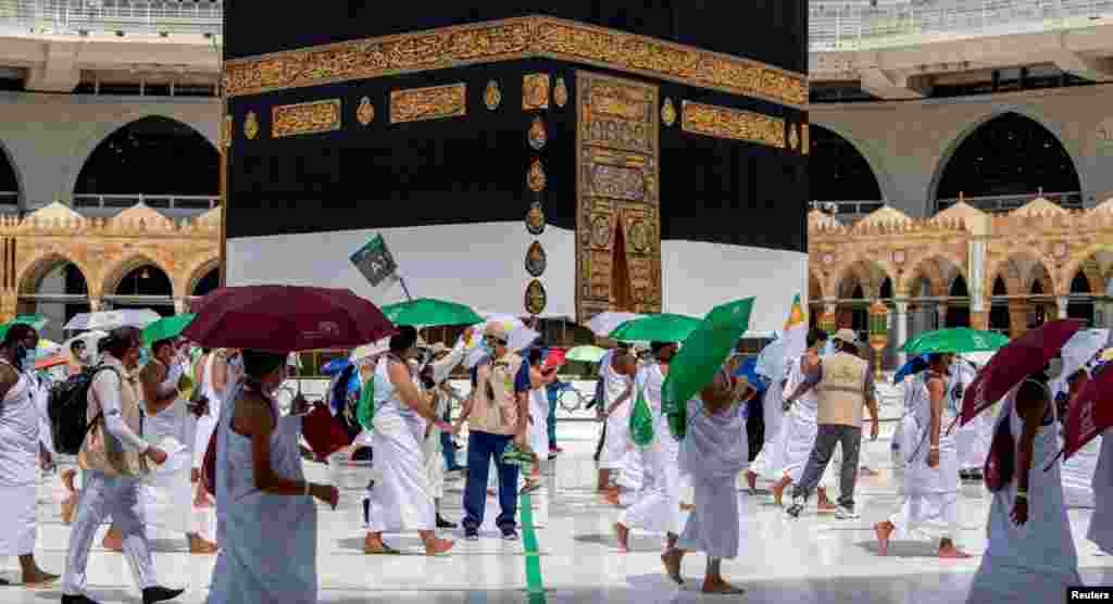مناسکِ حج کی ادائیگی کا آغاز بدھ سے ہوا تھا۔ عازمین کو مکہ میں قرنطینہ میں وقت گزارنے کے بعد مناسکِ حج شروع کرنے کی اجازت دی گئی۔ وبائی مرض کے باعث کیے گئے سخت اقدامات کے تحت عازمین کو خانۂ کعبہ کو چھونے کی اجازت نہیں ہے۔