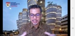 Sulfikar Amir menjabarkan hasil survey terkait persepsi risiko masyarakat Surabaya terhadap virus corona (foto screenshoot Petrus Riski-VOA)
