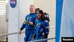 Астронавти NASA Баррі Вілмор та Суніта Вільямс перед посадкою у капсулу Boeing's Starliner на ракеті-носії Atlas V для подорожі на МКС, мис Канаверал, Флорида. 5 червня 2024. REUTERS/Joe Skipper