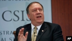 Arhiva - Direktor CIA Majk Pompeo odgovara na pitanja u Centru za strateške i međunarodne studije u Vašingtonu, 13. aprila 2017.