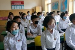 평양의 용왕 중학교 학생들이 3일 마스크를 착용하고 수업에 참석했다. 코로나 사태로 등교 개학이 연기됐던 북한의 모든 학교들이 이달 개강했다.