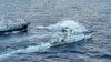 Kapal penjaga pantai China, bawah, menggunakan meriam air sementara di dekatnya, kapal patroli penjaga pantai Filipina, BRP Cabra, saat kedua kapal mendekati Second Thomas Shoal di Laut Cina Selatan yang disengketakan pada 10 Desember 2023 lalu (foto: ilustrasi).