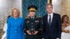 Brigadir Jenderal Bolor Ganbold (tengah) dari Mongolia menerima penghargaan International Women of Courage dari Menteri Luar Negeri AS Antony Blinken dan Ibu Negara Jill Biden dalam acara penghargaan yang digelar di Gedung Putih, Washington, pada 8 Maret 2023. (Foto: AP)