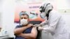 Menteri Kesehatan Turki Fahrettin Koca menerima suntikan dosis pertama CoronaVac, vaksin Covid-19 buatan Sinovac, di Ankara City Hospital, Ankara, Turki, Rabu, 13 Januari 2021. (Foto: Reuters)