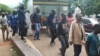 FILE: Ababotshwa betshengisela emigwaqweni eZimbabwe ngomnyaka ka2019