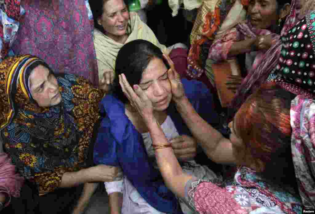 Iyali Na Taya Wata Mata Juyayin Rasuwar 'Yan Uwan Ta Da Harin Bam A Lahore Ya Hallaka, Maris 28, 2016. 