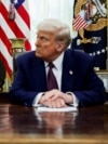 Američki predsjednik Donald Trump sjedi pored mape koja prikazuje Američki zaljev, u Ovalnoj kancelariji Bijele kuće u Washingtonu, 13. februara 2025.