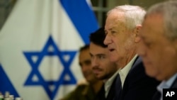 Mantan Menteri Pertahanan Israel Benny Gantz (kedua dari kanan) bertemu dengan Menteri Luar Negeri AS Antony Blinken di Tel Aviv, Israel, Kamis, 8 Februari 2024. (Foto: Mark Schiefelbein/ AP Photo/Pool, arsip)