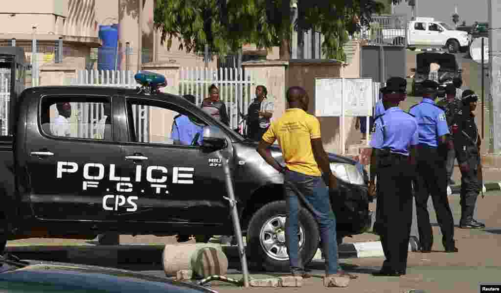 Jami'an 'yan sanda sun tsaya kuwa da sakateriyar gwamnatin tarayya a Abuja.