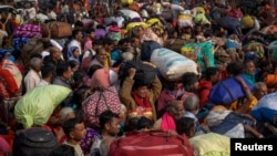 အိန္ဒိယနိုင်ငံမြောက်ပိုင်းက Prayagraj မြို့မှာ ကျင်းပနေတဲ့ Kumbh Mela ဟိန္ဒူဘာသာရေးပွဲတော်တွင် လူအုပ်ကြီး (REUTERS/Adnan Abidi)