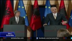 Komisioneri Hahn viziton Shqipërinë